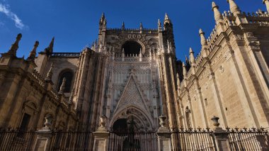Arka planda mavi gökyüzü olan Sevilla Katedrali 'nin alçak açılı görüntüsü