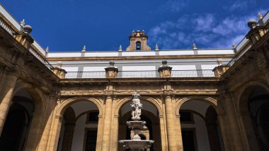 Seville Üniversitesi, tarihi bir dönüm noktası olan Royal Tobacco Factory 'de bulunmaktadır.