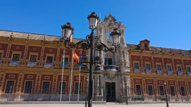 Güneşli bir yaz gününde Sevilla, İspanya 'daki San Telmo Sarayı' nın önünde duran süslemeli sokak lambası.