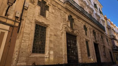 İspanya 'nın Cadiz kentinde tarihi bina cephesinin düşük açılı görüntüsü dekoratif ayrıntılar ve geleneksel mimari sergiliyor.