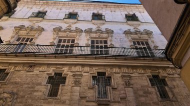 İspanya 'nın Cadiz kentindeki bir binanın düşük açılı görüntüsü, karmaşık mimari ayrıntıları ve balkonları vurguluyor