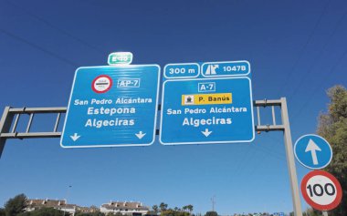 Marbella 'da Algeciras ve Estepona' ya giden yol işaretleri