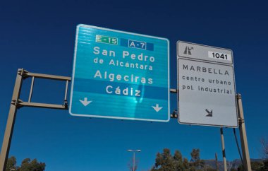 İspanya 'da Marbella, San Pedro de Alcantara, Algeciras ve Cadiz yönlerini gösteren yol tabelaları