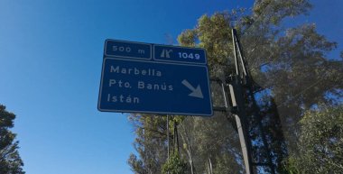 Marbella, Puerto Banus ve Istan 'a giden yolu gösteren tabela, Marbella, İspanya' daki otoyol çıkışına yakın.