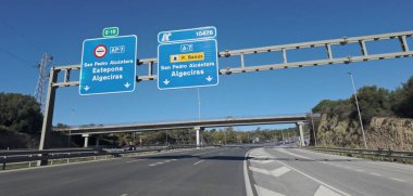 İspanya, Marbella yakınlarındaki bazı istikametleri gösteren yol işaretleri, açık mavi bir gökyüzünün altında
