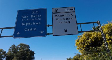 İspanya 'da Marbella, Puerto Banus, San Pedro de Alcantara, Algeciras ve Cadiz yönlerini gösteren yol tabelaları