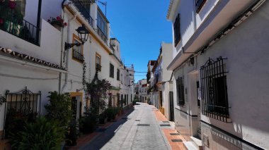 İspanya 'da popüler bir turizm merkezi olan Marbella' da resmi dar bir caddeyi karakterize eden geleneksel Endülüs mimarisi