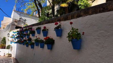Marbella 'daki geleneksel Endülüs sokağı mavi saksılarla süslenmiş eski bir kasaba.