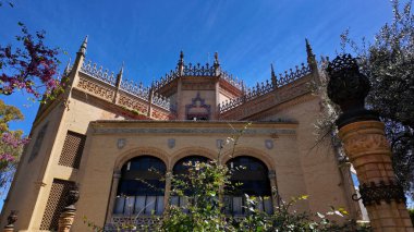 İspanya, Sevilla 'da Costurero de la Reina' nın mimari harikası, süslü detaylar ve tarihsel önem taşıyor.