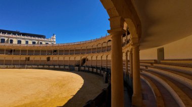 Kumdan yapılmış geniş dairesel arena ve İspanya 'nın Ronda kentinde bulunan izleyiciler için basamaklı teraslarla çevrili.