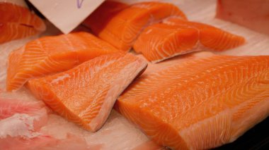 Buzlu taze somon filetosu, balık pazarından alınmaya hazır.