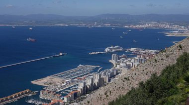 Cebelitarık Boğazı 'nda kargo gemileri ve yolcu gemileriyle Cebelitarık limanı, şehir ve havaalanı havadan görünüyor.