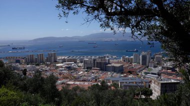 Cebelitarık Limanı ve Algeciras Körfezi 'nin şehri güneşli bir günde Cebelitarık Kayası' ndan görüldü.