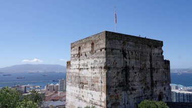 Gibraltar bayrağı dalgalandırıyor Fas Kalesi 'nin tepesinde şehri ve körfezi gören bir kule