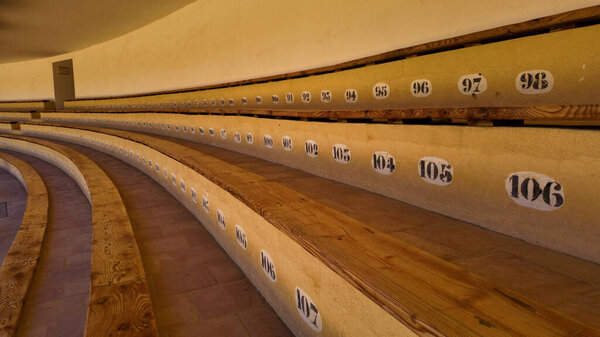 Номера мест внутри корриды Plaza de Toros de Ronda, Испания, с перспективными и изогнутыми линиями