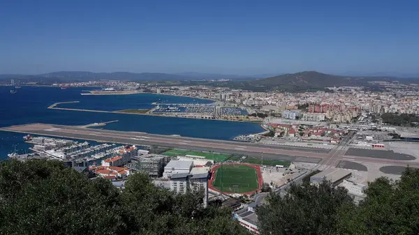 Arka planda La Linea de la Concepcion şehri ile Alcaidesa Marina 'da dinlenen tekneler