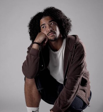 Düşünceli, Afro-Amerikan bir adamın stüdyo portresi. Yüzü elinde dinleniyor, başka tarafa bakıyor.