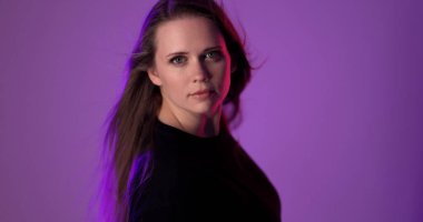 Kafkasyalı güzel bir modelin stüdyo portresi. Uzun kahverengi saçları rüzgarda uçuşuyordu.