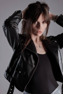 Siyah giyinen ve saçını düzelten şık bir kadın.