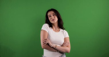 Renkli anahtar arka planda çapraz kollarla poz veren kendine güvenen model, zarafet ve stil sergiliyor.