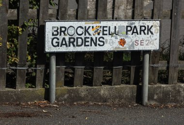 LONDON, UK - 5 AĞUSTOS 2025 - Londra Lambeth Borough 'daki Brockwell Park Gardens' ın sokak tabelası, Herne Hill 'deki yerleşim bölgesini gösteriyor