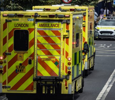 LONDON, İngiltere - 5 AĞUSTOS 2025 - Londra, İngiltere 'de acil bir duruma katılan NHS ambulansları sırası