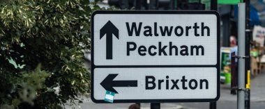 LONDON, UK - 5 AĞUSTOS 2025 - Güney Londra, İngiltere 'de Walworth, Peckham ve Brixton yönlerini gösteren yol işareti