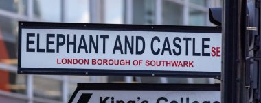 LONDON, İngiltere - 5 AĞUSTOS 2025 - Birleşik Krallık 'ın Southwark ilçesinde, Elephant ve Kale' nin sokak işareti
