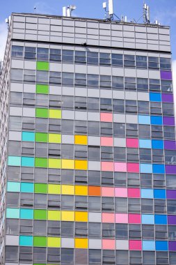 LONDON, UK - 5 AĞUSTOS 2025 - Londra 'da renkli pencereli modern ofis binası, yaratıcı ve canlı mimari tasarımı gösteriyor