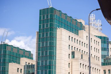 LONDON, UK - 5 AĞUSTOS 2025 - Gizli İstihbarat Servisi binasının modern mimarisi, MI6 olarak da bilinir, Vauxhall, Londra