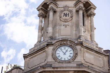 LONDON, UK - 5 AĞUSTOS 2025 - Saat 5: 00 sularında Londra 'da bulunan bir saat kulesinin mimari ayrıntıları, sütunlar, süsler ve baş harfler AH