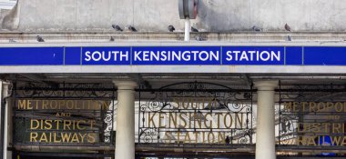 LONDON, UK - 5 AĞUSTOS 2025 Güney Kensington İstasyonuna giriş, güvercinlerin Londra, İngiltere 'de çatıda dinlendiğini gösteriyor.