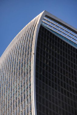 LONDON, İngiltere - 5 AĞUSTOS 2025 - Londra 'daki Walkie Talkie binasının modern mimarisi açık mavi gökyüzüne karşı