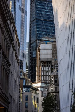 LONDON, İngiltere - 5 AĞUSTOS 2025 - Londra 'nın finans bölgesinde modern cam gökdelenler ve tarihi taş binaların yer aldığı şehir manzarası