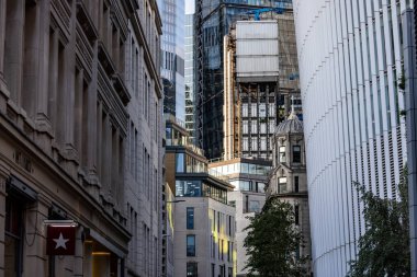 LONDON, UK - 5 AĞUSTOS 2025 - Londra 'daki modern gökdelenlerin ve tarihi binaların düşük açılı görüntüsü, finans bölgesindeki eski ve yeni mimarinin karışımını temsil ediyor
