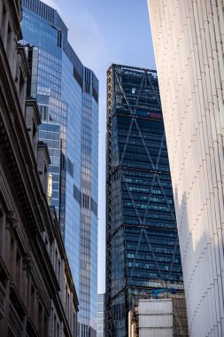 LONDON, UK - 5 AĞUSTOS 2025 - Modern cam gökdelenler Londra şehrinde geleneksel mimarinin üzerinde yükseliyor, gelişmekte olan kentsel manzarayı sergiliyor
