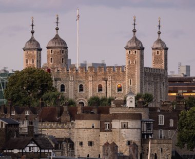 Londra 'nın zengin tarihi ve mirasının bir sembolü olan Londra' nın tarihi kulesi, esmer gökyüzüne karşı dimdik duruyor.