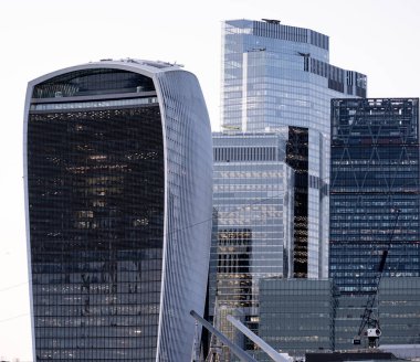 LONDON, İngiltere - 5 AĞUSTOS 2025 - Londra 'nın finansal merkezinin ikonik binalarının yer aldığı şehir manzarası, modern mimari ve kentsel gelişimin sergilendiği