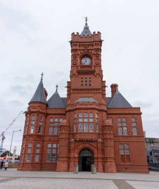 CARDIFF, İngiltere - 8 AĞUSTOS 2025 - Cardiff Bay, Galler 'de saat kulesi olan kırmızı tuğlalı Pierhead Binası Viktorya dönemi mimarisinin bir kanıtı.