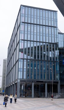 CARDIFF, İngiltere - 8 AĞUSTOS 2025 - Modern cam ve çelik bina Cardiff şehir merkezi, Galler 'de iki merkez meydanı, yayaların geçtiği