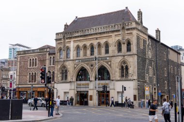 CARDIFF, İngiltere - 8 Ağustos 2025 - Galler 'in Cardiff kentindeki Prince of Wales barının önünden geçen yayalar