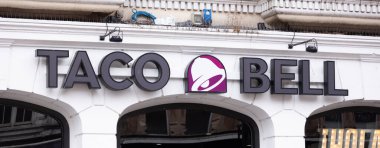 CARDIFF, İngiltere - 8 Ağustos 2025 - Taco Bell markası Cardiff şehir merkezindeki bir restoranda sergilendi