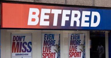 CARDIFF, İngiltere - 8 AĞUSTOS 2025 - Betfred bahisçi dükkânı Cardiff, Galler 'de canlı spor etkinliklerini tanıtıyor, reklam müsabakaları yaklaşıyor