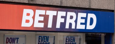 CARDIFF, İngiltere - 8 AĞUSTOS 2025 - Cardiff, Galler 'deki bir Betfred bahis dükkanının imzası, logosu ve tanıtım mesajları