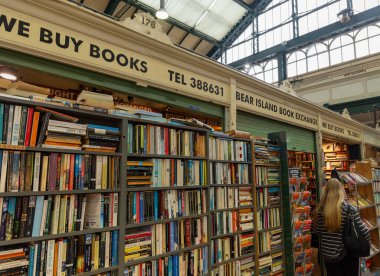 CARDIFF, İngiltere - 8 AĞUSTOS 2025 - Cardiff Market 'te bulunan Bear Island Kitap Borsası, satılık ve satın alınmak üzere geniş bir kullanılmış kitap yelpazesi sunar.