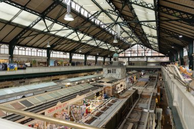 CARDIFF, İngiltere - 8 AĞUSTOS 2025 - Cardiff Pazarı 'nın iç manzarası saat, tezgah ve metal çalışmalarını gösteriyor