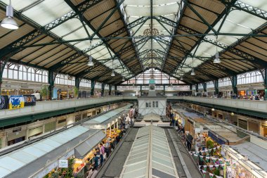 CARDIFF, İngiltere - 8 AĞUSTOS 2025 - Cardiff, Galler 'deki tarihi Cardiff Pazarı' nın yüksek açılı görüntüsü, hareketli atmosferi ve Viktorya dönemi mimarisini gösteriyor