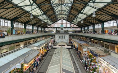 CARDIFF, İngiltere - 8 AĞUSTOS 2025 Cardiff, Galler 'deki tarihi Cardiff Pazarı' nın müşterileri ve satıcıları etkileyici demir ve cam çatısı altında