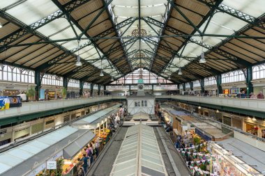 CARDIFF, İngiltere - 8 AĞUSTOS 2025 - Müşteriler Cardiff, Galler 'deki kapalı pazar salonundan yeni ürünler satın alıyorlar