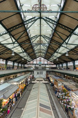 CARDIFF, İngiltere - 8 AĞUSTOS 2025 - Müşteriler Galler 'deki Cardiff Market' in süslü metal ve cam çatısı altında çeşitli tezgahlara bakıyorlar